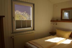 Kinderfreundliches 6 Personen Ferienhaus mit zwei Duschen und Toiletten, Sauna, Whirlpool und einem Wintergarten mit Kaminofen in Otterndorf