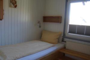 Kinderfreundliches 6 Personen Ferienhaus mit zwei Duschen und Toiletten, Sauna, Whirlpool und einem Wintergarten mit Kaminofen in Otterndorf