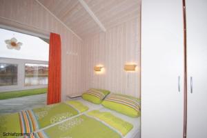 4 Personen Ferienhaus mit privatem Bootsteg, direkter Seelage, Kanu und Sauna in Otterndorf