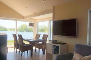 4 Personen Ferienhaus mit Kaminofen, Wintergarten und Kanu, mit einem wundervollen Blick auf den See in Otterndorf