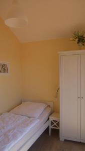 4 Personen Ferienhaus mit Kaminofen, Wintergarten und Kanu, mit einem wundervollen Blick auf den See in Otterndorf