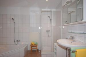 6 Personen Ferienhaus mit privatem Bootsteg, direkter Seelage, Kanu, Sauna und Badewanne in Otterndorf