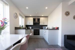 Lat-Minute l Quick Deals l Premium 2 Bedrooms Apartment l Sleeps Up to 4 l Free Parking l City Center l WeStayBelfast