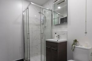 Lat-Minute l Quick Deals l Premium 2 Bedrooms Apartment l Sleeps Up to 4 l Free Parking l City Center l WeStayBelfast