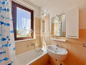 162 - Trilocale climatizzato al primo piano con terrazzo al Residence Adamo ed Eva, piscina - SPIAGGIA AL WHITE BEACH CLUB INCLUSA