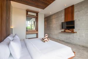 Modern 4BR Canggu Retreat Just 8mins to the Beach