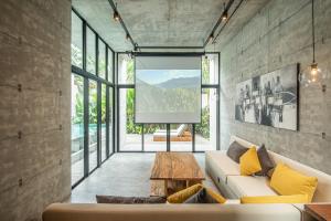 Modern 4BR Canggu Retreat Just 8mins to the Beach