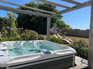 Maisons de vacances Koquillage, Cozy House with Hot Tub, GR34, 10 people : photos des chambres