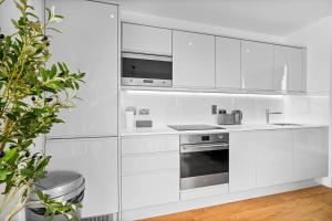 Luxury 2 Bedroom Apartment - Balcony - City Centre - Fast WIFI - Netflix - Parking - 511C