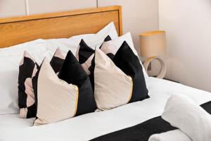 Luxury 2 Bedroom Apartment - Balcony - City Centre - Fast WIFI - Netflix - Parking - 511C