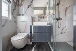 32, Woods, Big Garden, Private Parking , AC & Privacy!