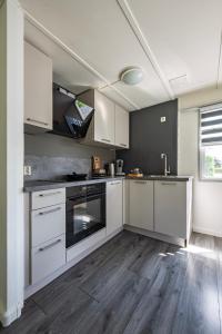 32, Woods, Big Garden, Private Parking , AC & Privacy!