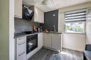 32, Woods, Big Garden, Private Parking , AC & Privacy!