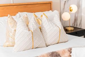 Luxury 2 Bedroom Apartment - Balcony - City Centre - Fast Wi-Fi - Netflix - Parking - 711C