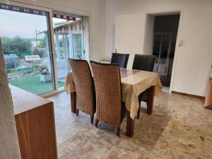 Appartements Charme et piscine dans le Gard salon et deux chambres : photos des chambres