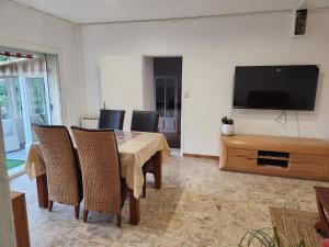 Appartements Charme et piscine dans le Gard salon et deux chambres : photos des chambres