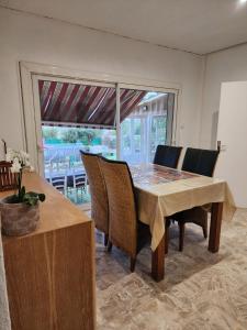 Appartements Charme et piscine dans le Gard salon et deux chambres : photos des chambres