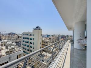 Stunning Sea & City View Apt - 3 min Walk to Beach