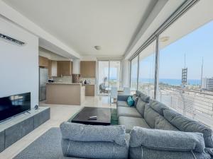 Stunning Sea & City View Apt - 3 min Walk to Beach