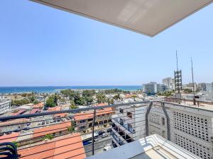 Stunning Sea & City View Apt - 3 min Walk to Beach