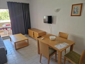 Pool View Apartment in Benalbeach