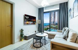 Cozy 2BR Pool & City Views - 4hvězdičkové hotely ve městě Dubaj