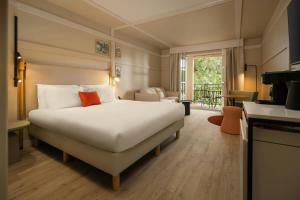 Hotels La Bastide de Mougins, a Tribute Portfolio Hotel : Suite Junior King avec canapé-lit, balcon et vue sur le jardin