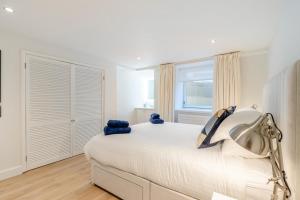 3 Bed in Tenby oc-p32426