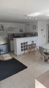 "Les barbiots" Jolie dépendance proche plages