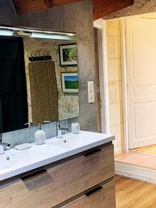 B&B / Chambres d'hotes Chambre Vigne, piscine spa fitness : photos des chambres