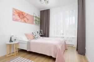 Modern Apartment with Parking next to the Airport in Warsaw by Noclegi Renters