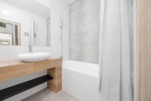 Modern Apartment with Parking next to the Airport in Warsaw by Noclegi Renters