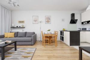 Modern Apartment with Parking next to the Airport in Warsaw by Noclegi Renters