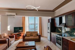 Beachfront Apartment- Rooftop Pool Access