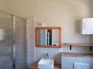 Maisons de vacances Gite neuf avec acces sauna, bain a remous et piscine : photos des chambres