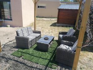 Maisons de vacances Gite neuf avec acces sauna, bain a remous et piscine : Maison 1 Chambre