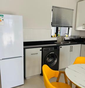 Enzo Stays - Sarona City