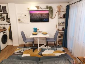 Tiny Hideaway - Charming Studio by Sea Garden