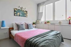 Tropical Holiday Apartment - Parking, WiFi, AC