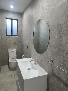 Comfortable and Modern Queen Room in Guildford Home - NR9