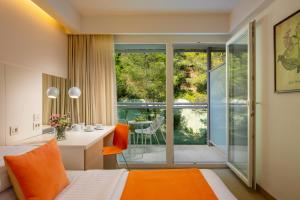 Double Room with Balcony and Park Side - Disability Access room in Family Hotel Vespera