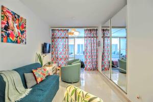 Tropical Holiday Apartment - Parking, WiFi, AC