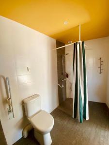 Hotels Hotel Les Voisins Beaucemaine : Chambre Supérieure avec Terrasse
