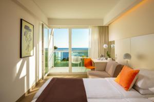 Twin Room with Balcony - Sea Side room in Family Hotel Vespera