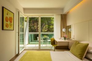 Double Room with Balcony - Park Side room in Family Hotel Vespera