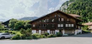 Mountain View near Brienz with Hot Tub & free parking
