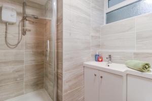 Tiger House Stevenage 5 Bed 4 Bath Group Bookings