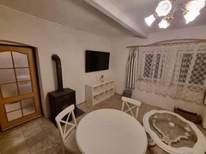 Domek s koupanim ve 200m vzdálenem lomu