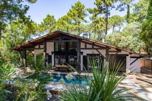 Villa Les Pins Agalis with swimming pool