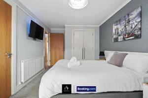 High-Rise 2 Bedroom Apartment By Boyeilles Apartments Short Lets & Serviced Accommodation Belfast With Free Parking & WiFi